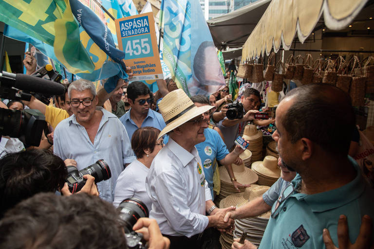 O candidato à Presidência da República Geraldo Alckmin (PSDB) cumprimenta eleitores durante caminhada no Saara, centro do Rio de Janeiro