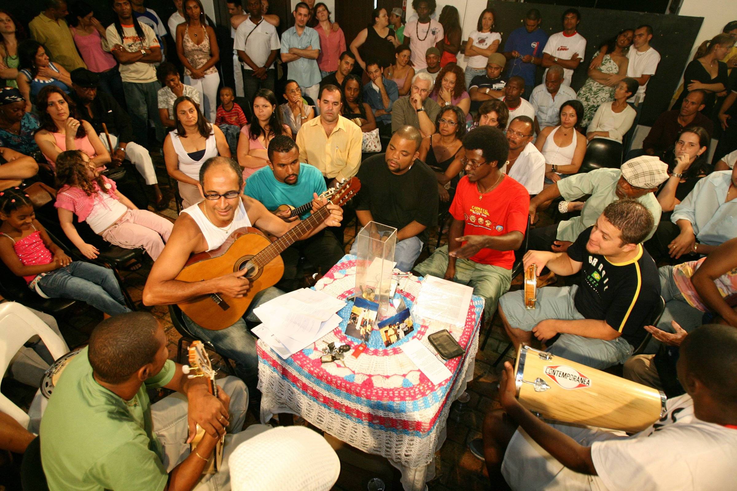 F5 - Diversão - Samba da Vela toca músicas tradicionais neste