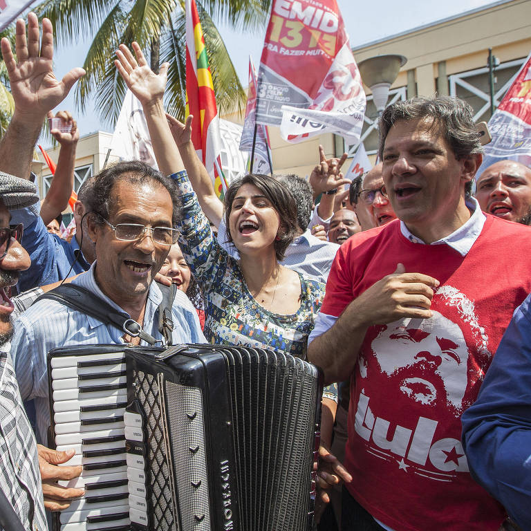 O candidato à Presidência Fernando Haddad (PT) e a Vice Manuela D´Avila (PCdoB) participam de caminhada no calçadão de Carapicuíba, Grande São Paulo