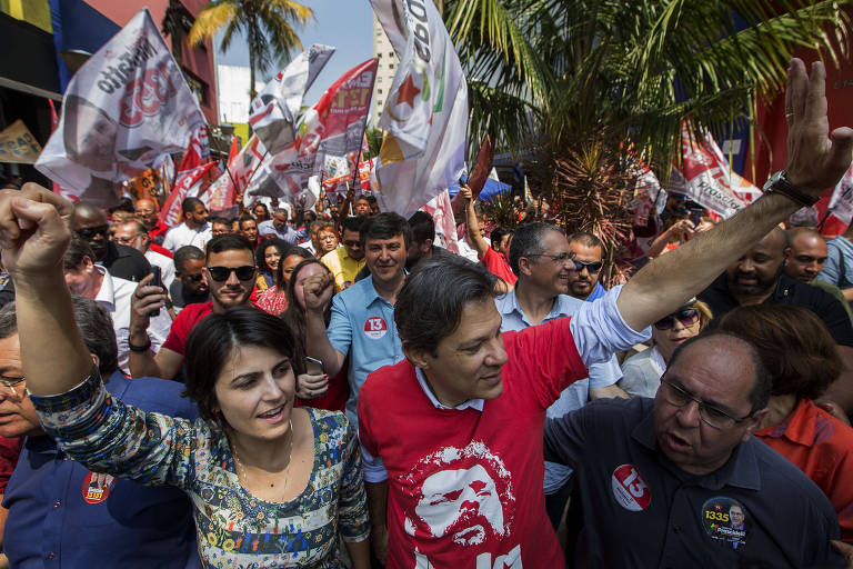 O candidato à Presidência Fernando Haddad (PT) e a Vice Manuela D´Avila (PCdoB) participam de caminhada no calçadão de Carapicuíba, Grande São Paulo