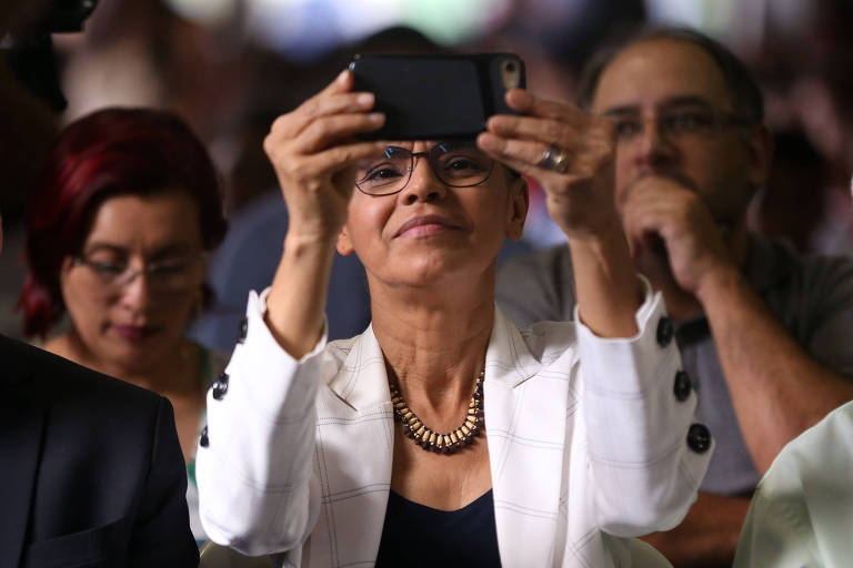 A  candidata à presidência da república Marina Silva (Rede) tira foto durante evento em escola na cidade de Gama, região metropolitana de Brasília