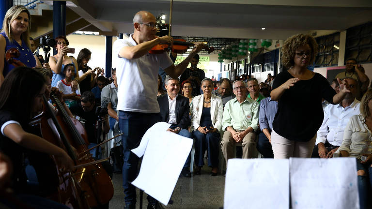 A  candidata à presidência da república Marina Silva (Rede) assiste a apresentação durante evento em escola na cidade de Gama, região metropolitana de Brasília