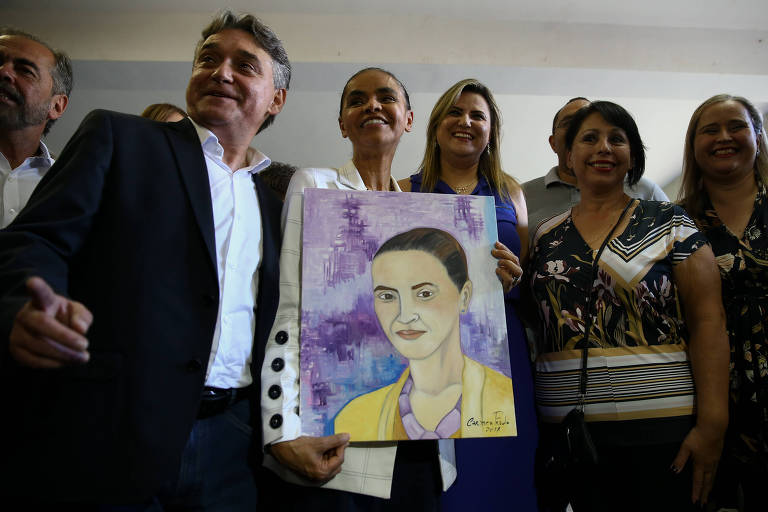 A  candidata à presidência da república Marina Silva (Rede) ganha quadro com seu retrato durante evento em escola na cidade de Gama, região metropolitana de Brasília