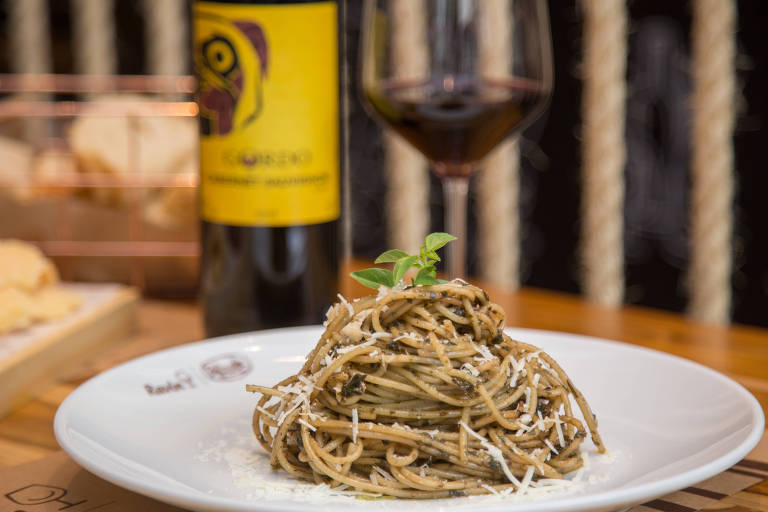 Espaguete ao pesto servido no Vinho & Pasta - Ravin Cozinha Pasquale, que funciona dentro de importadora de vinhos