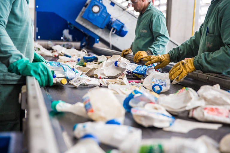 Funcionário separa lotes de plástico para reciclagem em depósito na startup de reciclagem Wise, em Itatiba (SP)