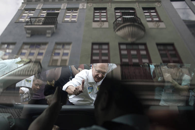 O candidato à Presidência da República Geraldo Alckmin (PSDB) acena para eleitores durante campanha no centro do Rio de Janeiro