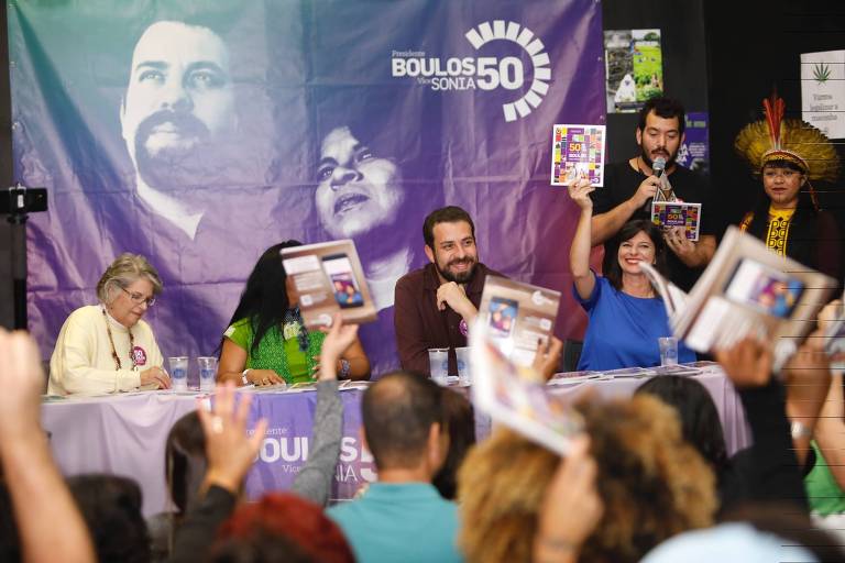 O candidato à Presidência Guilherme Boulos (PSOL) lança o livro "50 Receitas de Boulos para Mudar o Brasil", no Teatro Espaço Cultural Lélia Abramo, na Bela Vista; livro é a base do programa de governo do candidato e foi apresentado aos apoiadores com a presença da Vice Sonia Guajajara