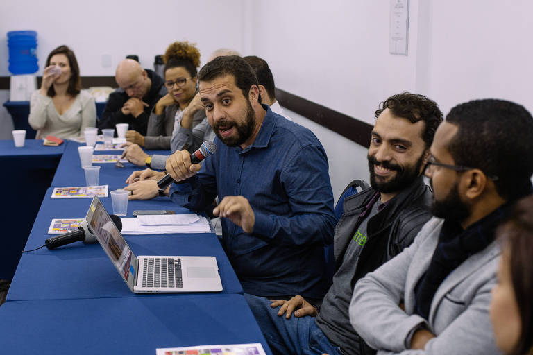 O candidato à Presidência da República Guilherme Boulos (PSOL) participa do Encontro "Radicalizar a Democracia - por uma nova governabilidade" no Hotel Nobilis, região central de São Paulo