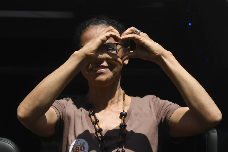 A candidata à Presidência da República Marina Silva (Rede) durante caminhada com militantes no Centro Empresarial de Taguatinga, Brasília 