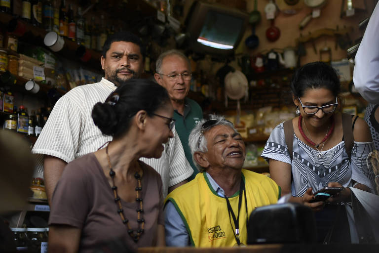 A candidata à Presidência da República Marina Silva (Rede) durante caminhada com militantes no Centro Empresarial de Taguatinga, Brasília 