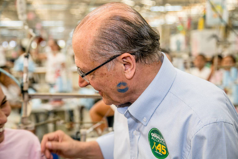 O candidato à Presidência da República Geraldo Alckmin (PSDB) ganha beijo de eleitora durante visita à confecção do Grupo Guararapes em Natal, no Rio Grande do Norte
