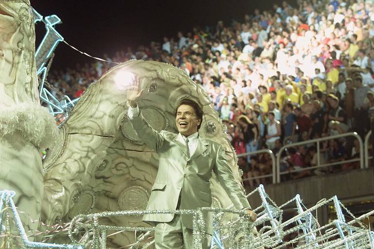 O empresário e apresentador Silvio Santos, desfila como homenageado pela escola de samba Tradição no Rio de Janeiro.