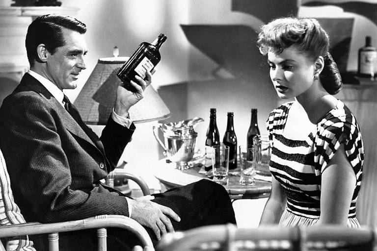 Cary Grant e Ingrid Bergman em cena de Interlúdio, de Alfred Hitchcock, tema da coleção Grandes Diretores  