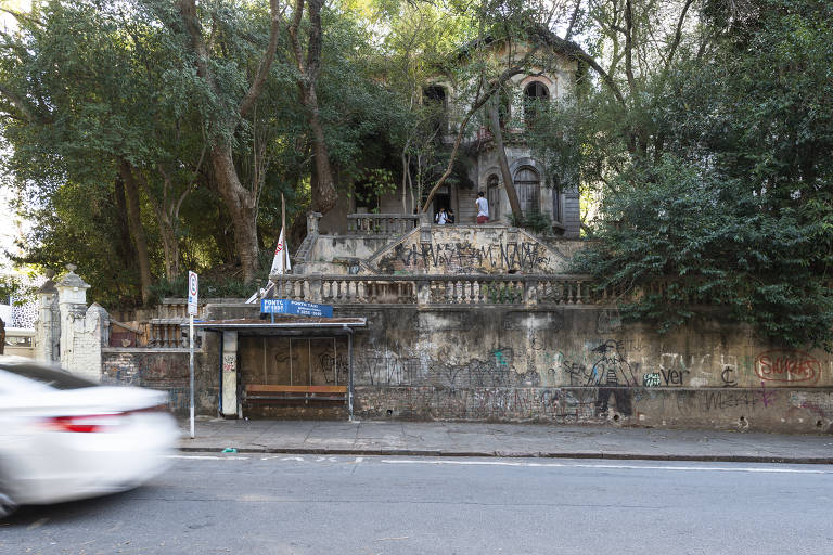 A casa que foi construída por Mario Tavares no começo do século 20, vista a partir da r. Marquês de Paranaguá