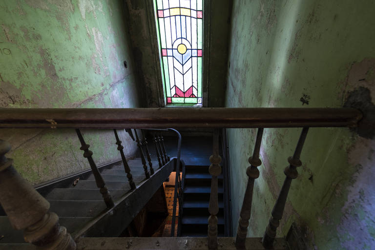 Vitral que ilumina a escada, visto a partir da balaustrada do piso superior