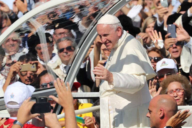 O papa Francisco chega para celebrar missa em Palermo, na ItÃ¡lia