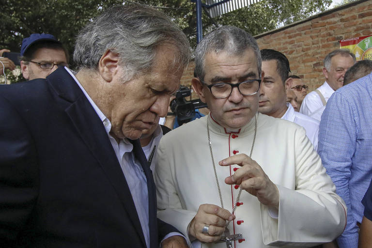 O secretário-geral da OEA, o uruguaio Luis Almagro, conversa com o bispo Victor Manuel Ochoa, durante visita a Cúcuta, na Colômbia