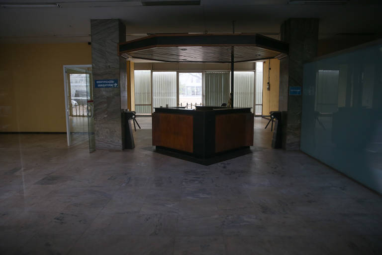 Interior do bloco O da Esplanada dos Ministérios, que está desocupado desde 2015