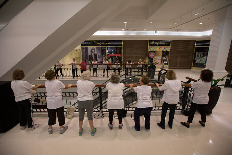 Relações sociais - Vários estudos mostram que manter boas relações sociais é um fator de prevenção para várias doenças, inclusive para a demência