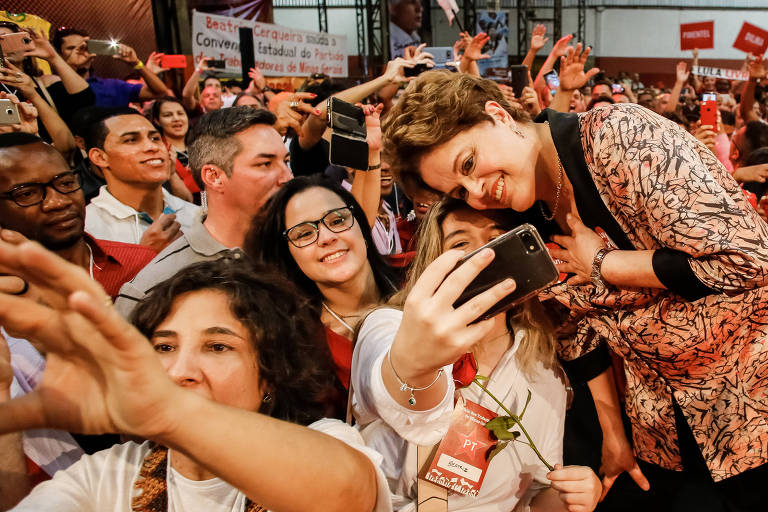 Dilma Rousseff posa para selfie em celular de uma apoiadora na Convenção Estadual do PT de Minas Gerais que oficializa sua candidatura ao Senado nas eleições de 2018