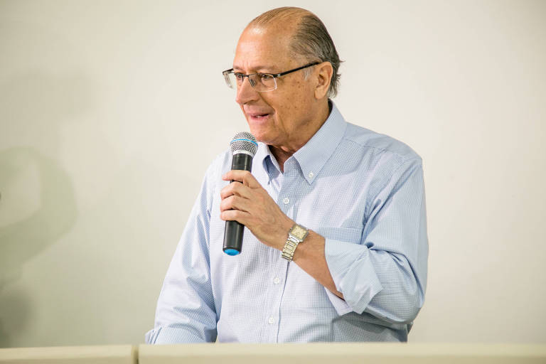 O candidato tucano Geraldo Alckmin fala ao microfone em visita à Liga de Combate ao Câncer, em Natal 