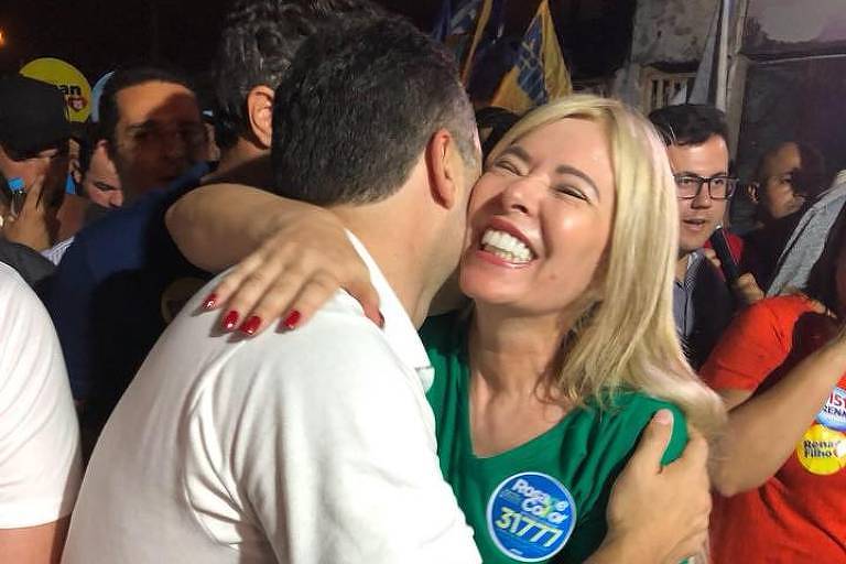 Rosane abraça um eleitor em ato de campanha