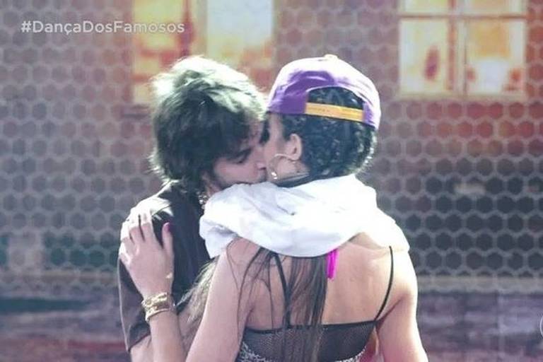 Fiuk dá beijo em Erica Rodrigues