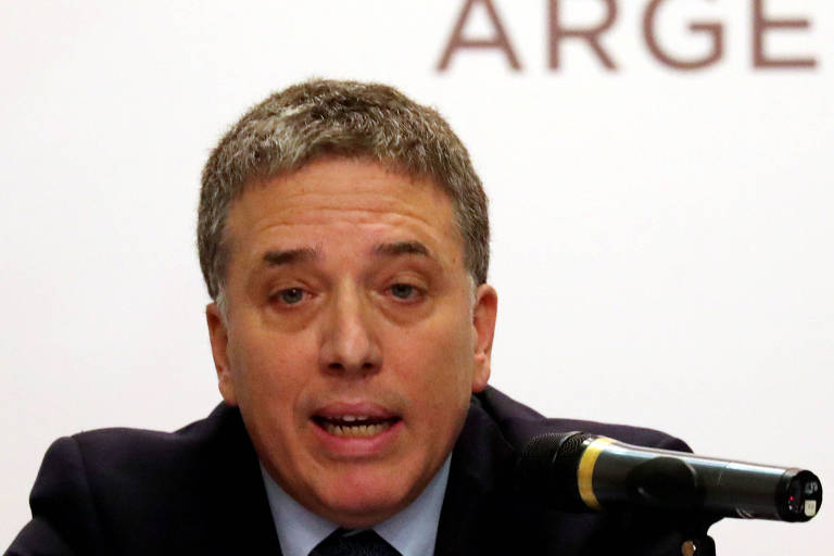 Nicolás Dujovne, ministro da Fazenda da Argentina, na frente de microfone