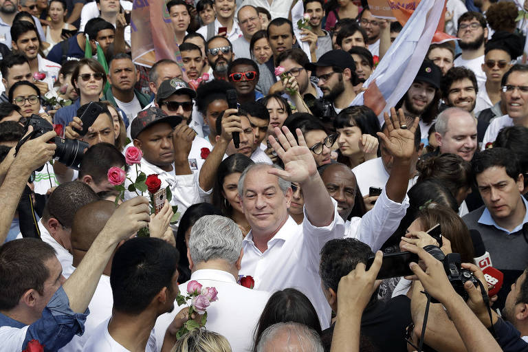 O candidato à Presidência Ciro Gomes (PDT) durante panfletagem no Parque do Ibirapuera em São Paulo
