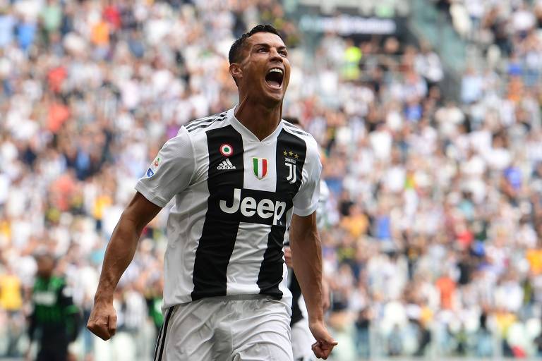 O atacante português Cristiano Ronaldo comemora o primeiro gol marcado pela Juventus, diante do Sassuolo, pelo Campeonato Italiano, no último domingo (16)