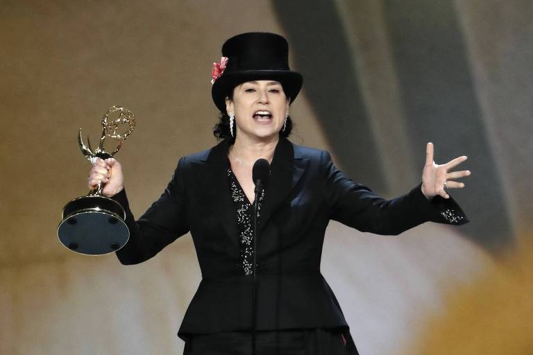 Amy Sherman-Palladino ganhou dois prêmios seguidos: melhor roteiro para série de comédia e melhor diretora de série de comédia, ambos pela 