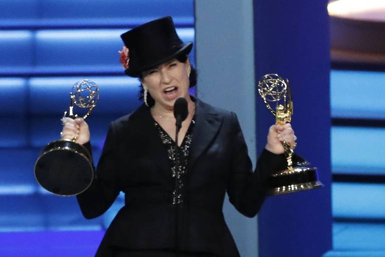 Amy Sherman-Palladino ganhou dois prêmios seguidos: melhor roteiro para série de comédia e melhor diretora de série de comédia, ambos pela 