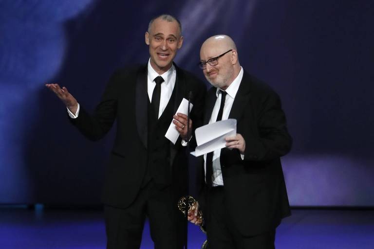 Joel Fields e Joe Weisberg ganharam o Emmy de melhor roteiro para série dramática, por 