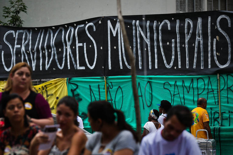 Servidores municipais em frente a Câmara Municipal em protesto contra o projeto de mudança da previdência paulistanta
