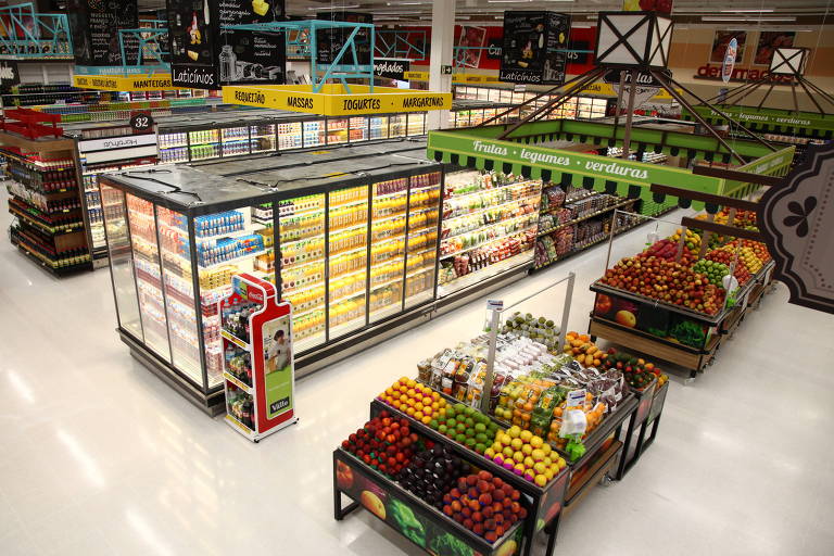 Foto de loja da rede de supermercados Condor com gôndolas de frutas, sucos e hortaliças