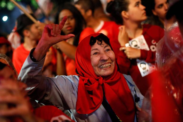 Militante faz sinal 'Lula Livre' durante comício na Praça da Cinelândia, centro do Rio de Janeiro