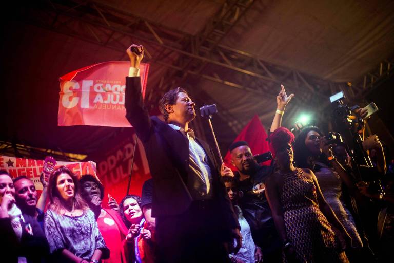 Fernando Haddad (PT) durante comício na Praça da Cinelândia, centro do Rio de Janeiro; Haddad foi oficializado no lugar do ex-presidente Luiz Inácio Lula da Silva, depois de ter sua candidatura impugnada