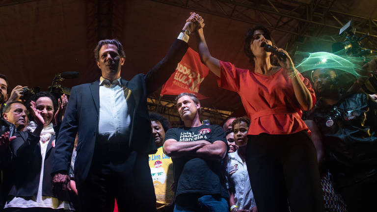 O candidato à Presidência da República Fernando Haddad (PT) e a Vice Manuela D'Avila (PC do B) participam de comício na Cinelândia, no centro do Rio de Janeiro