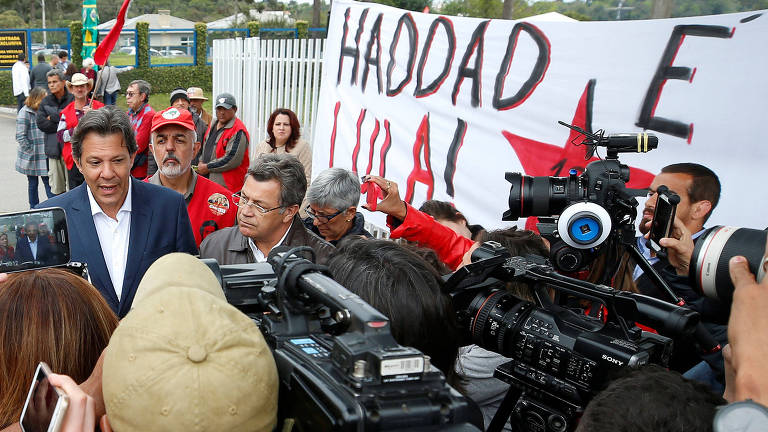 O candidato à Presidência Fernando Haddad (PT) concede entrevista depois de encontro com o ex-presidente Lula em Curitiba