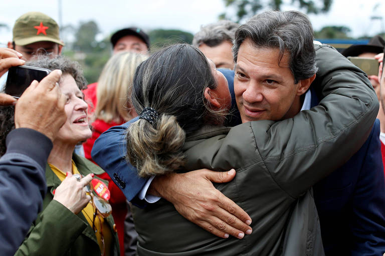 O candidato à Presidência Fernando Haddad (PT) abraça eleitora depois de encontro com o ex-presidente Lula em Curitiba