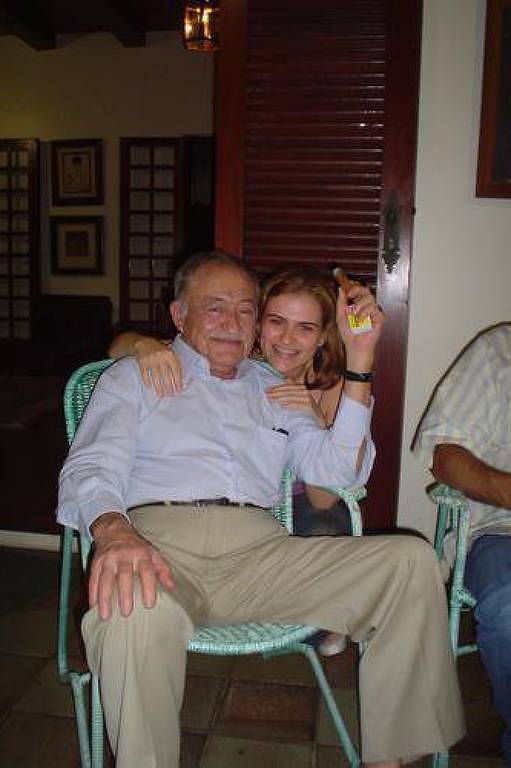 Marília Arraes abraç avô, o ex-governando do Pernambuco Miguel Arraes (1916-2005)
