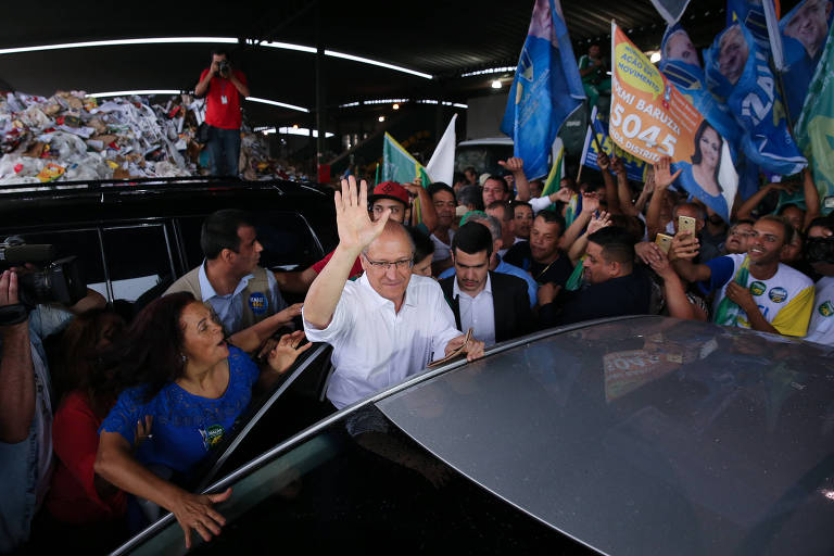 O candidato à Presidência da República Geraldo Alckmin (PSDB) chega em empresa de processamento de material reciclável na cidade Estrutural, comunidade formada em torno do antigo lixão de Brasília