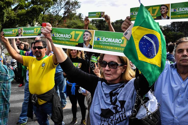 Apoiadores de Jair Bolsonaro (PSL) se concentram em frente ao Hospital Israelita Albert Einstein, em São Paulo, onde o candidato se encontra internado depois de ser durante agenda de campanha em Minas Gerais 