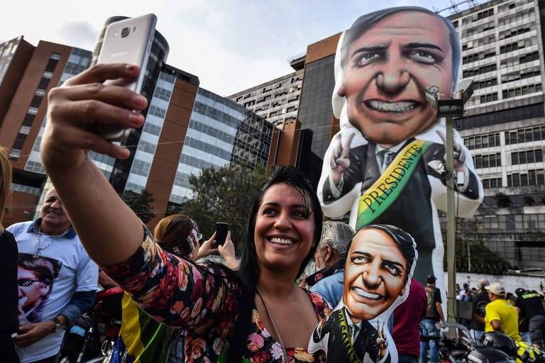 Apoiadores de Jair Bolsonaro (PSL) se concentram em frente ao Hospital Israelita Albert Einstein, em São Paulo, onde o candidato se encontra internado depois de ser durante agenda de campanha em Minas Gerais