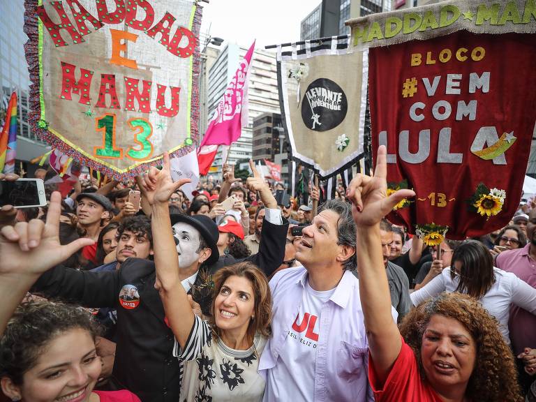 O candidato do PT à Presidência Fernando Haddad e sua esposa Ana Estela durante ato Avenida Paulista em São Paulo