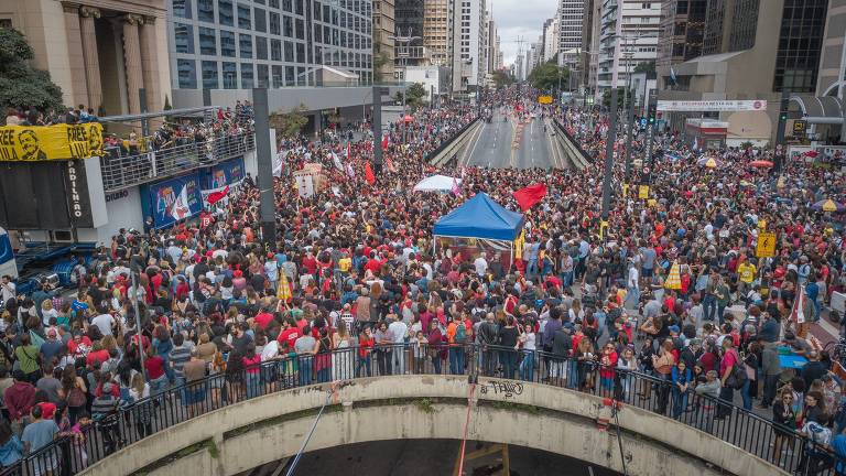 Imagem geral da Avenida Paulista durante ato com a presença candidato do PT à Presidência, em São Paulo