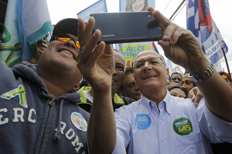 O candidato à Presidência pelo PSDB Geraldo Alckmin tira selfie com eleitores durante agenda de campanha em São Paulo