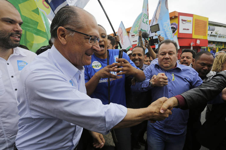 O candidato à Presidência pelo PSDB Geraldo Alckmin cumprimenta eleitores durante agenda de campanha em São Paulo