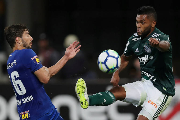 Palmeirense Borja e cruzeirense Lucas Silva disputam bola na partida de ida das semifinais da Copa do Brasil