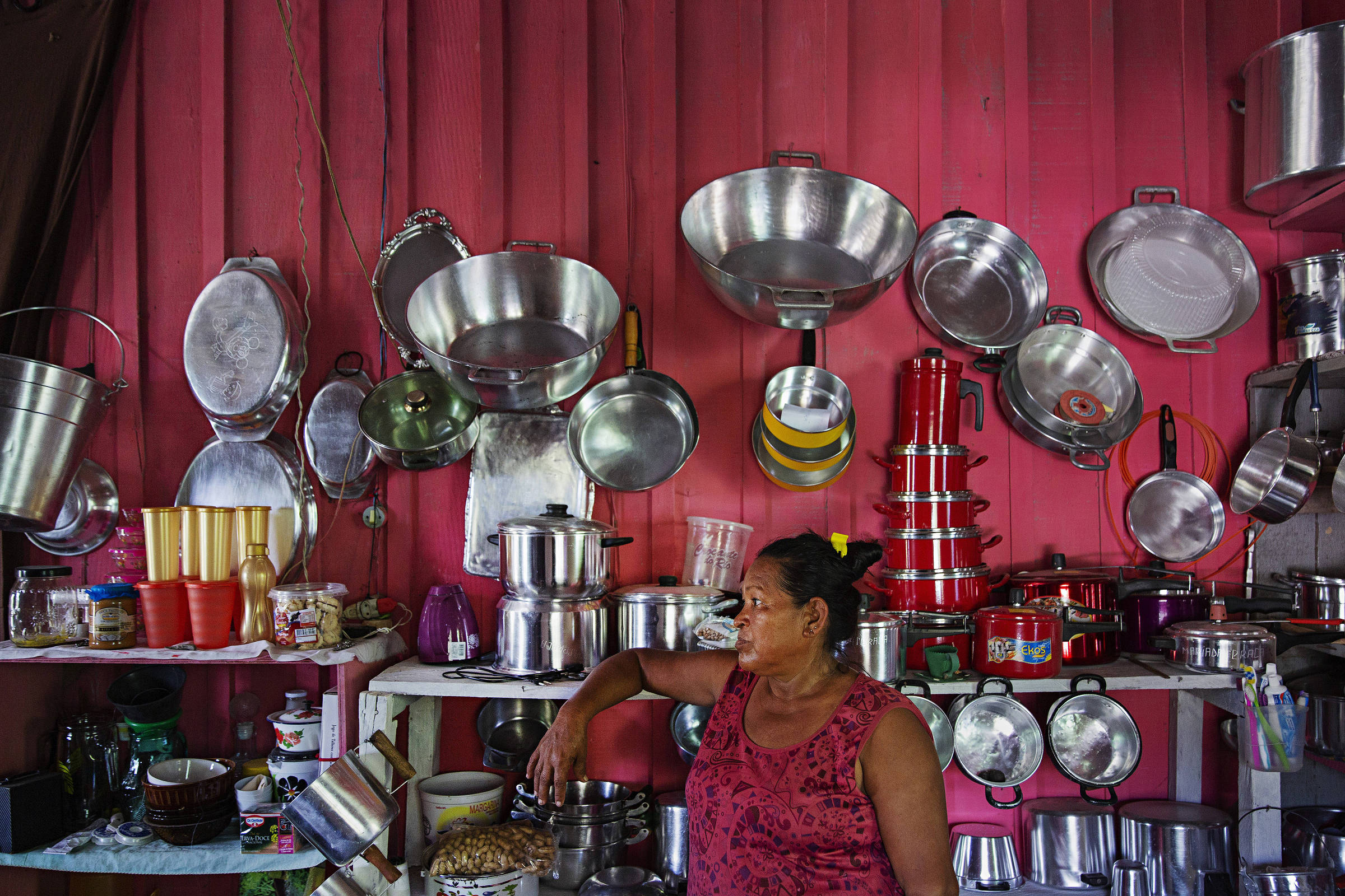 Maria das Graças Ribeiro, 54, na cozinha de sua casa na aldeia Muratu